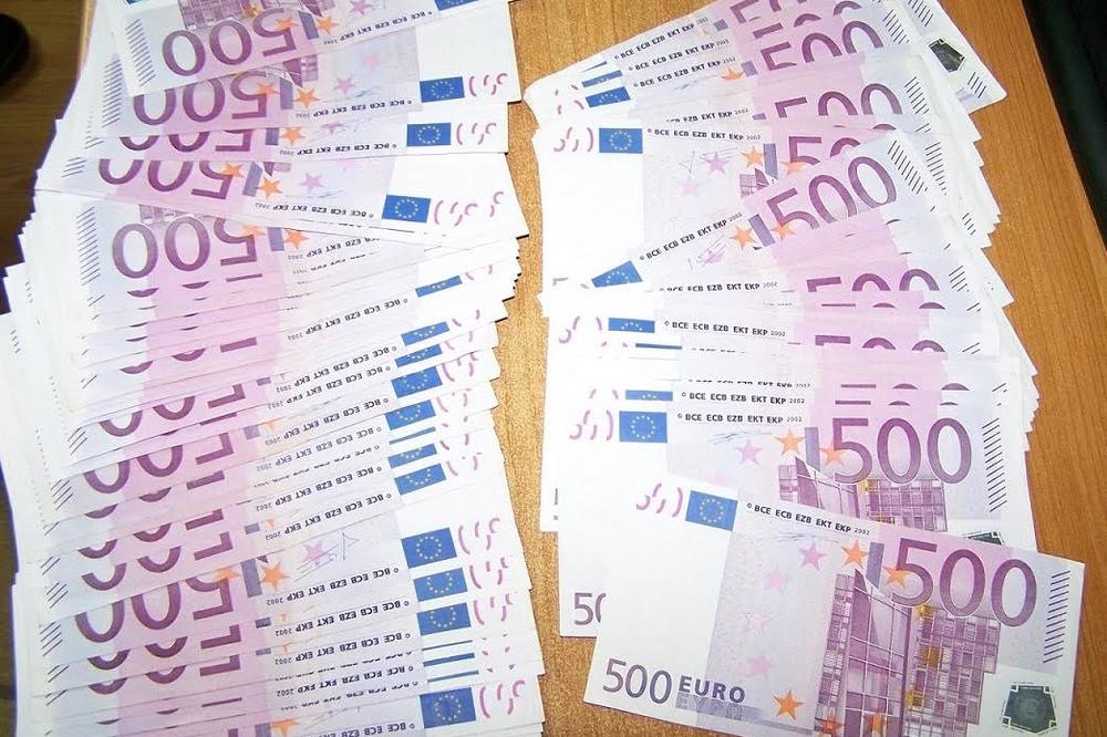 ZAPLENA NA PRELAZU GRADINA: Turski državljanin u čarapama krio 73 000 evra