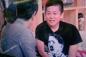 (FOTO) GOST NOSIO MAJICU SA "MIROLJUBIVIM" HITLEROM: Japanska TV ipak morala da se izvini gledaocima