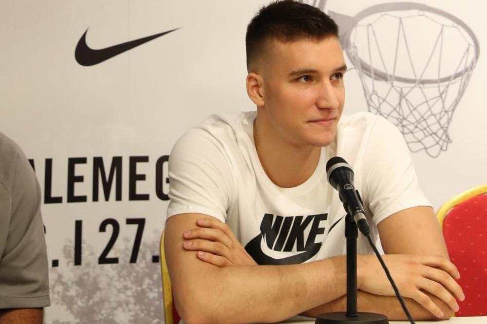 (FOTO) BOGDANOVIĆ KONAČNO KRALJ: Srpski košarkaš potpisao za Sakramento, Divac nadgledao