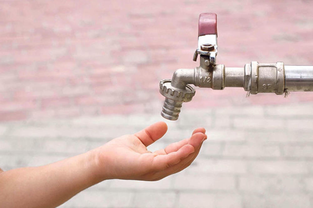 POSLEDICE POPLAVA: Vlasotince i narednih dana bez vode, na ulicama cisterne