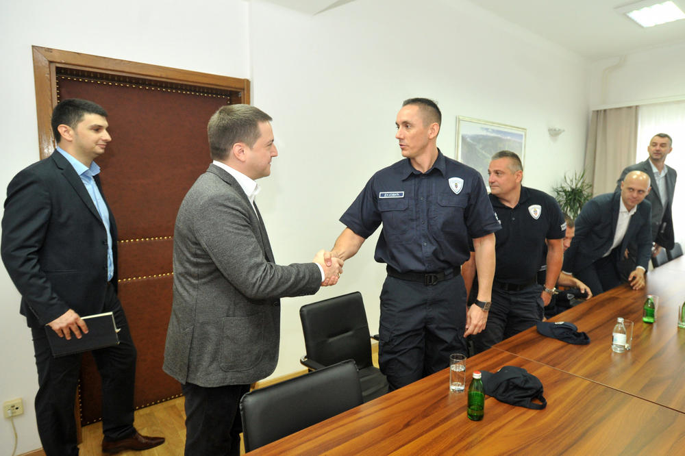 (FOTO) HRABRI KOMUNALNI POLICAJCI: Oni su savladali monstruma koji je ubio ženu i dete u Rakovici