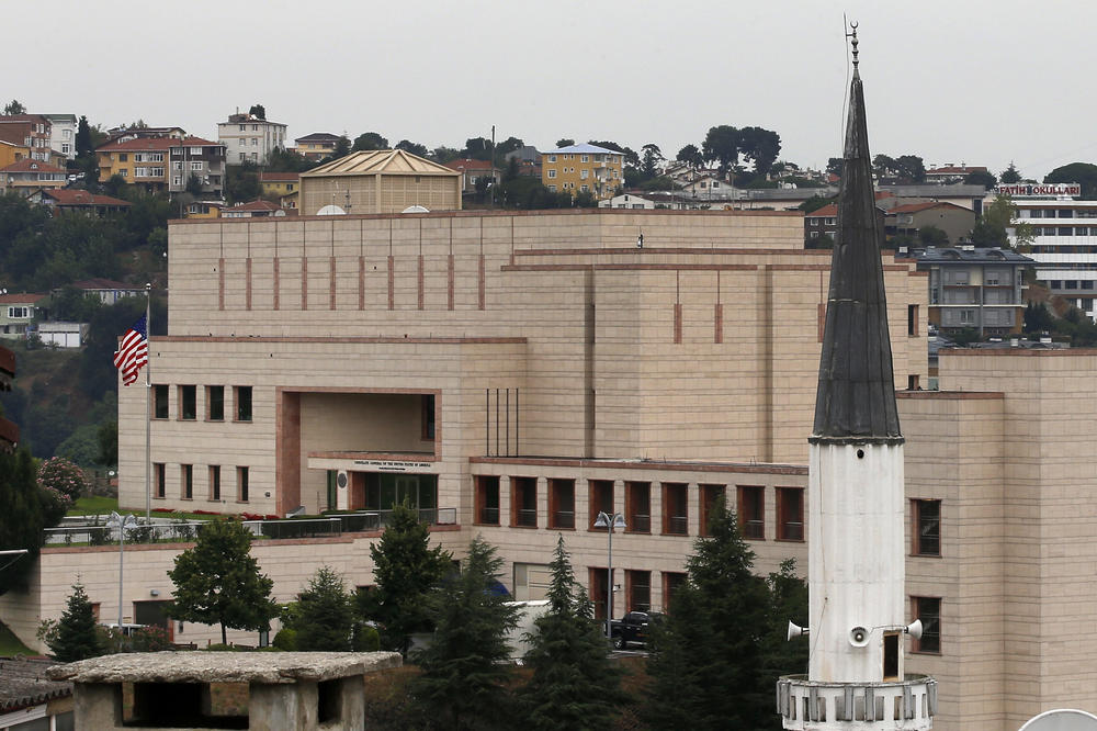 DRAMA U AMERIČKOM KONZULATU: Čovek preskočio ogradu u Istanbulu i krenuo do konzula SAD