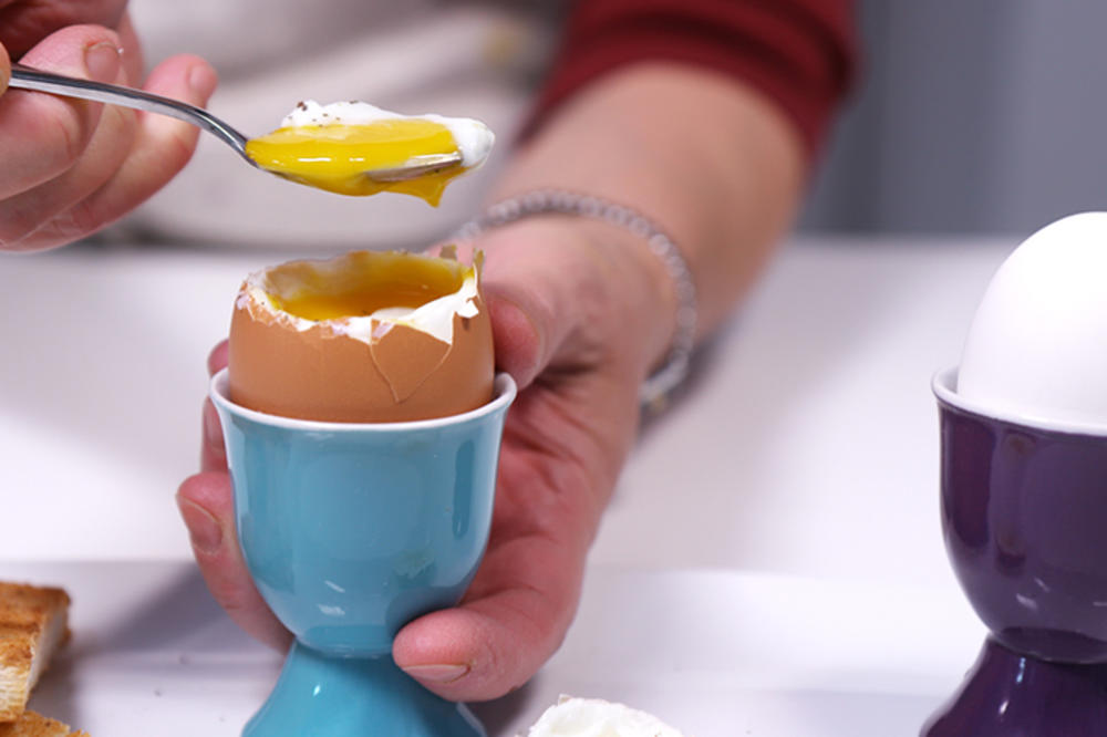 IDEALAN OBROK: Stavila je ovo u vodu sa jajima koje je kuvala i evo šta je dobila! (VIDEO)