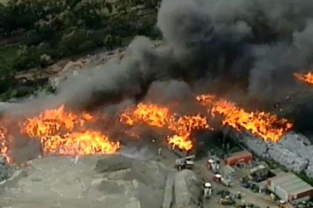 (VIDEO) GORI MELBURN: Zapalio se reciklažni centar, evakuisane stotine ljudi, a dim se proširio 15 km