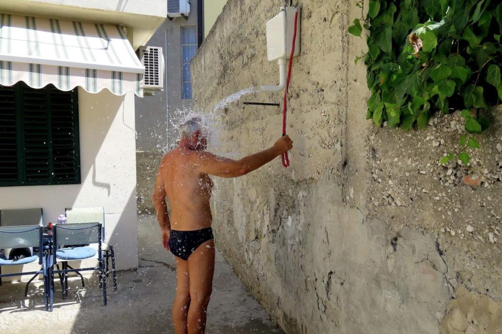 (FOTO) IZUM KOJI JE ODUŠEVIO REGION: Kad Dalmatinac nađe način za rashlađivanje, nema dalje!