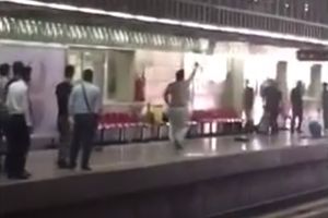 (VIDEO) HOROR U METROU! Vitlao nožem na stanici, ustremio se na sveštenike i povredio najmanje 15 ljudi