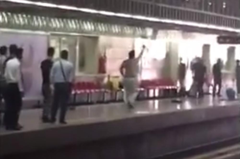 (VIDEO) HOROR U METROU! Vitlao nožem na stanici, ustremio se na sveštenike i povredio najmanje 15 ljudi