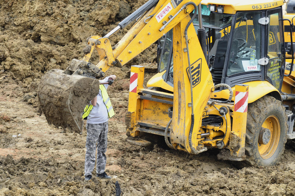 SKANDAL U NOVOM PAZARU: Uništili srpsku svetinju da bi gradili auto-plac (FOTO)