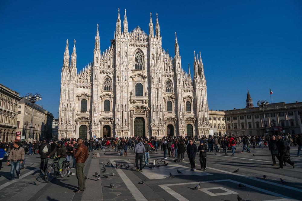 STOP NEDOLIČNOM PONAŠANJU: Milano zabranio upotrebu selfi stikova
