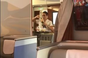 (VIDEO) UHVAĆENA NA DELU: Snimio stjuardesu kako vraća nepopijeni šampanjac u flašu