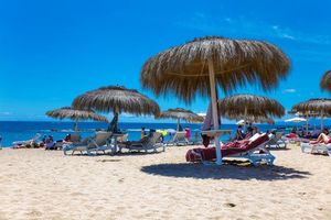 DERU TURISTE U GRČKOJ: Nezakonito privatizuju plaže!