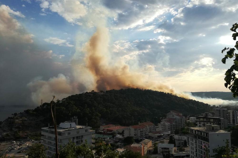 (VIDEO) VATRA HARA PRIMORJEM: Požari bukte svuda, turisti po Crnoj Gori i Hrvatskoj hitno se evakuišu