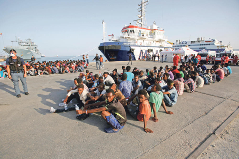 ZVANIČNICI RIMA TRAŽE HITNU POMOĆ OD EU: Italija pušta migrante u zapadnu Evropu