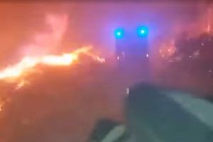 (VIDEO) SNIMAK IZ SREDIŠTA PAKLA:  Vatrogasac se našao usred vatrene stihije koja gura sve pred sobom!