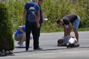 (VIDEO) HUMANOST NEMA CENU: Mladić se srušio na sred ulice, a evo kako su reagovali vozači