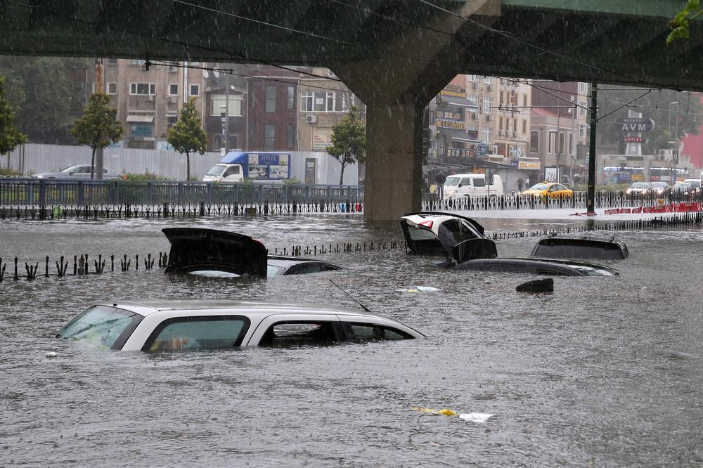 (VIDEO) ISTANBUL POD VODOM: Kiša napravila haos u gradu, ljudi zaglavljeni u automobilima!
