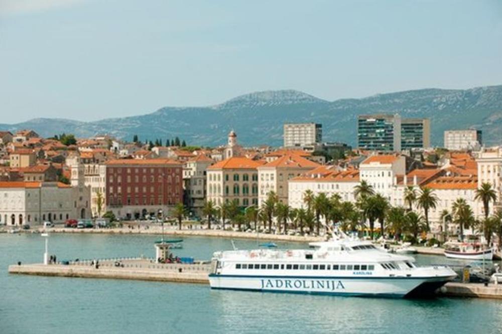 ZABORAVITE POŽARE, HRVATSKU OBALU ĆE POHARATI NEŠTO DRUGO: Organizacija Grinpis poslala specijalni brod kao pomoć