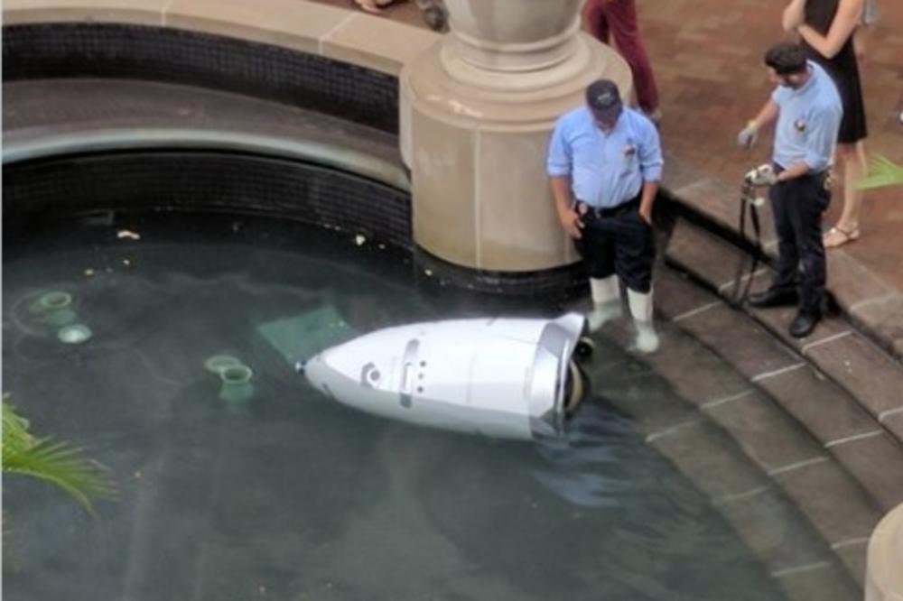 (FOTO) ASTA LA VISTA, BEJBI: Robot izvršio samoubistvo otkotrljavši se u bazen