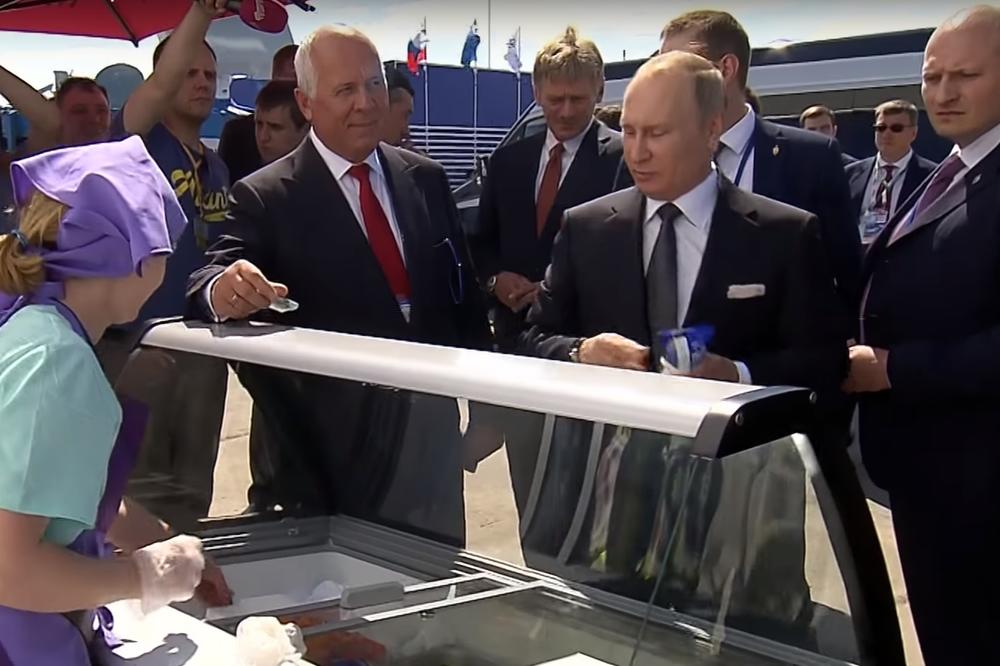 (VIDEO) ZASLADILI SE: Putin častio ministre sladoledom, samo jedan je odbio