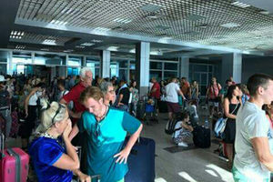 NEPROSPAVANA NOĆ U HURGADI: Oko 170 srpskih turista 8 sati čeka let za Beograd
