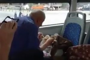 (VIDEO) UBAVA VOŽNJA: Penzioner snimljen kako slatko jede sarmu u autobusu