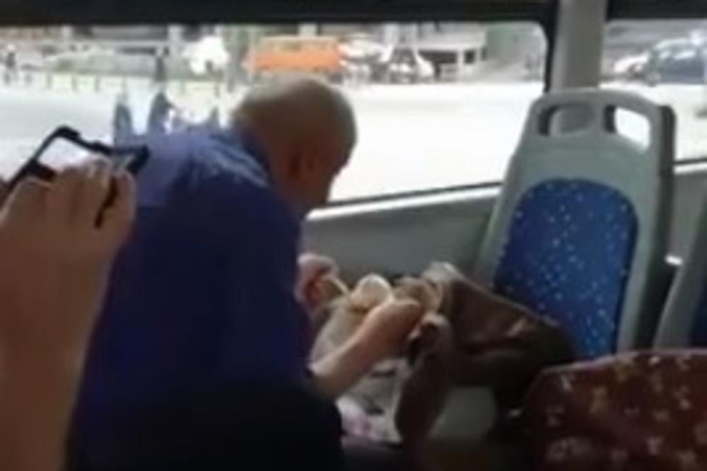 (VIDEO) UBAVA VOŽNJA: Penzioner snimljen kako slatko jede sarmu u autobusu