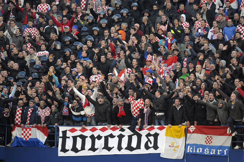 (VIDEO) TORCIDA HARA PO ULICAMA ŠIBENIKA: Pogledajte kako navijači Hajduka biju sve redom