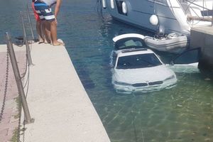 (FOTO) DUBINSKO PRANJE: BMW završio u Jadranskom moru