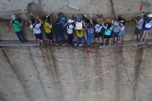 (VIDEO) SNIMAK OD KOG SE LEDI KRV U ŽILAMA: Ovako izgleda šetnja najsmrtonosnijom stazom na svetu!