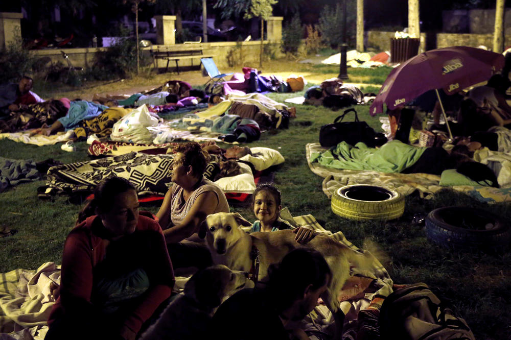 (FOTO) JOŠ JEDNA NEPROSPAVANA NOĆ U GRČKOJ: Meštani i turisti na ostrvu Kos proveli noć napolju