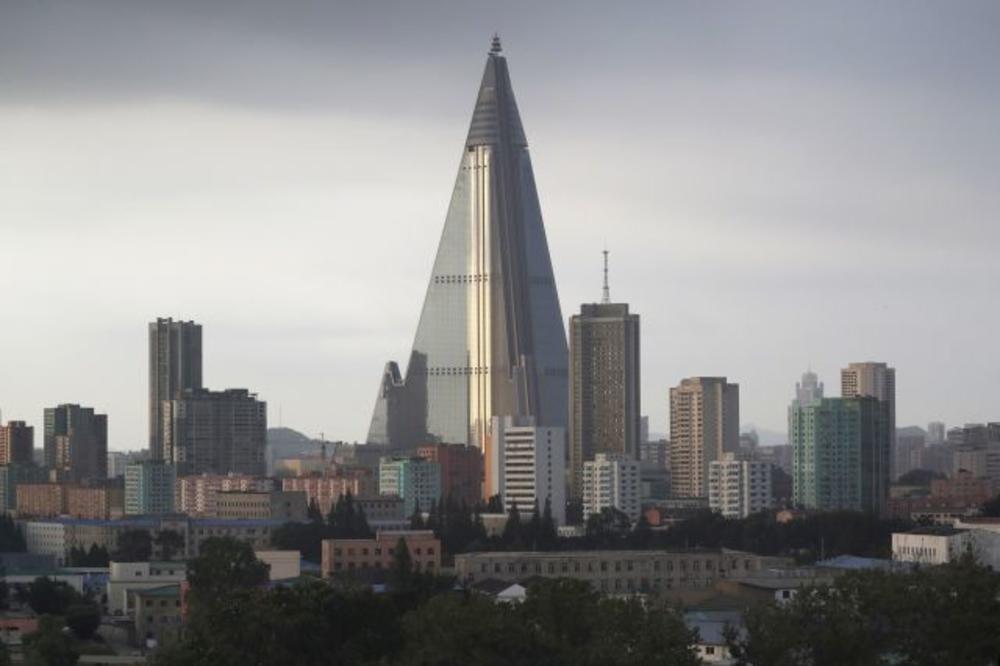 (VIDEO) OPUŠTENO IZ PJONGJANGA: Evo kako se Severnokoreanci bore protiv vrućine
