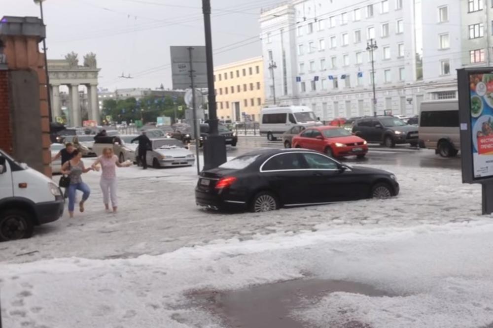 (VIDEO) LEDENE KUGLE KO JAJE: Grad zatrpao Sankt Peterburg!
