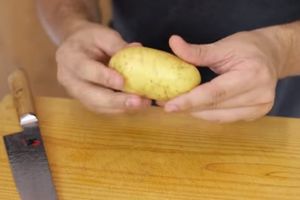 (VIDEO) ODUVEK STE TO RADILI NA TEŽI NAČIN: Evo kako da oljuštite krompir brzo i lako!