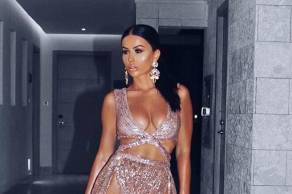 (FOTO) NAJPOZNATIJA CRNOGORKA POZIRALA BEZ GAĆICA: Porede je sa Kim Kardašijan, a ona je kopira u svakom smislu!