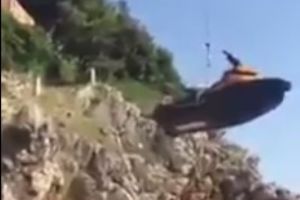 (VIDEO) SAMO U BARU: Ruski turista sajlom spušta skuter u vodu i to iznad glava kupača