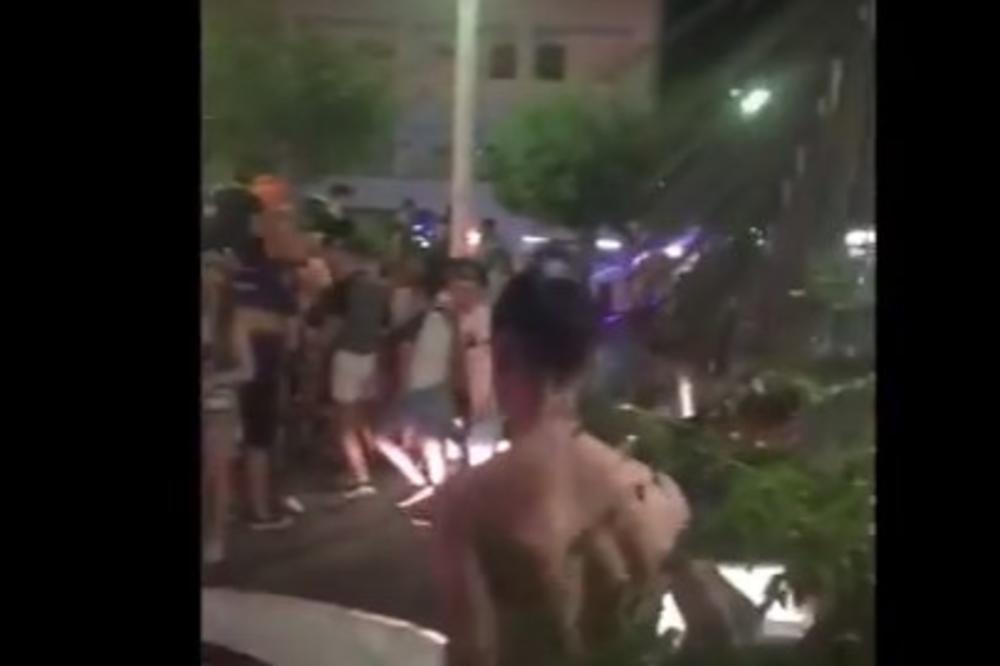 (VIDEO) BRITANSKI TINEJDŽERI NASTRADALI ZBOG PESME: Zapevali ispred kafića, a onda je došla španska policija