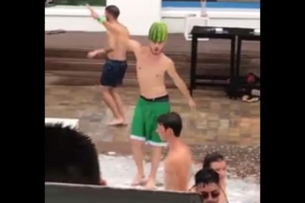 (VIDEO) ODVALIO SE: Partijaner na Zrću stavio lubenicu na glavu i razvalio žurku na bazenu