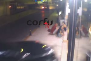 (VIDEO) ZA DLAKU IZBEGLI SMRT: Ležali su na trotoaru, kada se na njih zaleteo automobil u punoj brzini