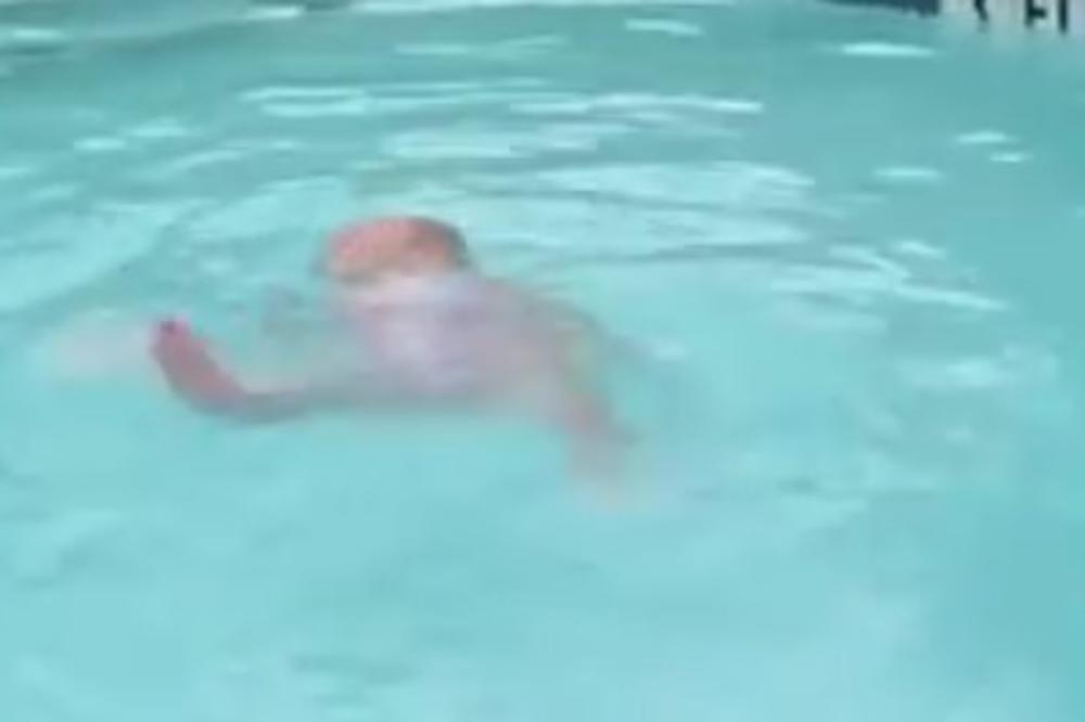 (VIDEO) HRABRI OTAC JE REŠIO DA RIZIKUJE: Evo kako je otkrio da li njegova beba zna da pliva!