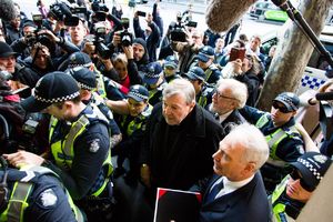 (FOTO) TREĆI ČOVEK VATIKANA IZAŠAO PRED SUDIJE: Kardinalu Pelu počelo suđenje za seksualno zlostavljanje