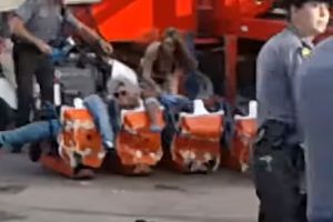 (VIDEO) UŽAS U LUNA-PARKU, SPRAVA SE RASPALA U VAZDUHU! Ljudi poispadali, jedan mrtav, više povređenih