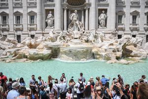 STROGA PRAVILA U VEČNOM GRADU: Zabranjeno sedenje na stepenicama i skakanje u fontane u Rimu! Policija rasterivala turiste, a evo kolike su kazne ako napravite prekršaj!