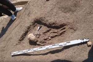 (FOTO) SVET U ČUDU! LUDO OTKRIĆE: Pronađen skelet dečaka vanzemaljca star oko 2.000 godina!