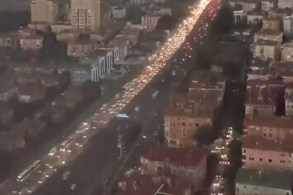 (VIDEO) OD SUNČANOG DANA DO SMAKA SVETA ZA NEKOLIKO SATI: Pogledajte spektakularan snimak stvaranja stravičnog nevremena u Istanbulu