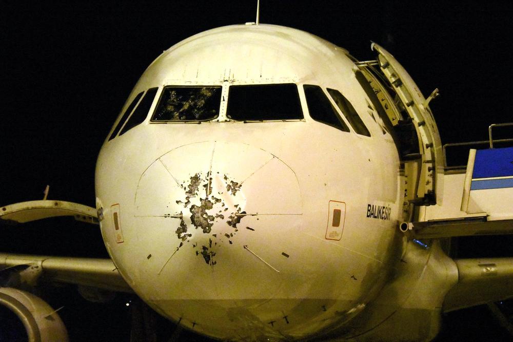 (FOTO, VIDEO) NEZAPAMĆENO NEVREME NAPRAVILO HAOS I NA AERODROMU: Pogledajte kako izgledaju avioni posle snažnog grada u Istanbulu