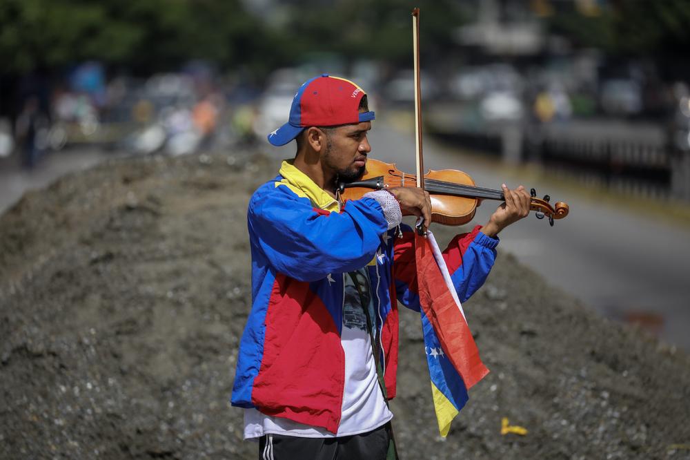 BRUTALNO IŽIVLJAVANJE POLICIJE NAD SIMBOLOM PROTESTA U VENECUELI: Violinistu prebili violinom, palili mu kosu i sada je gluv!