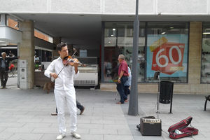 (FOTO) DANILO VEĆ 6 GODINA SVIRA U KNEZU: Nekadašnji profesor violine zasvirao i u Vranju