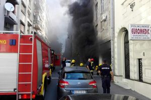 (FOTO) BUKTINJA GUTALA AUTOMOBIL NA VRAČARU! 25 vatrogasaca se borilo sa vatrenom stihijom!
