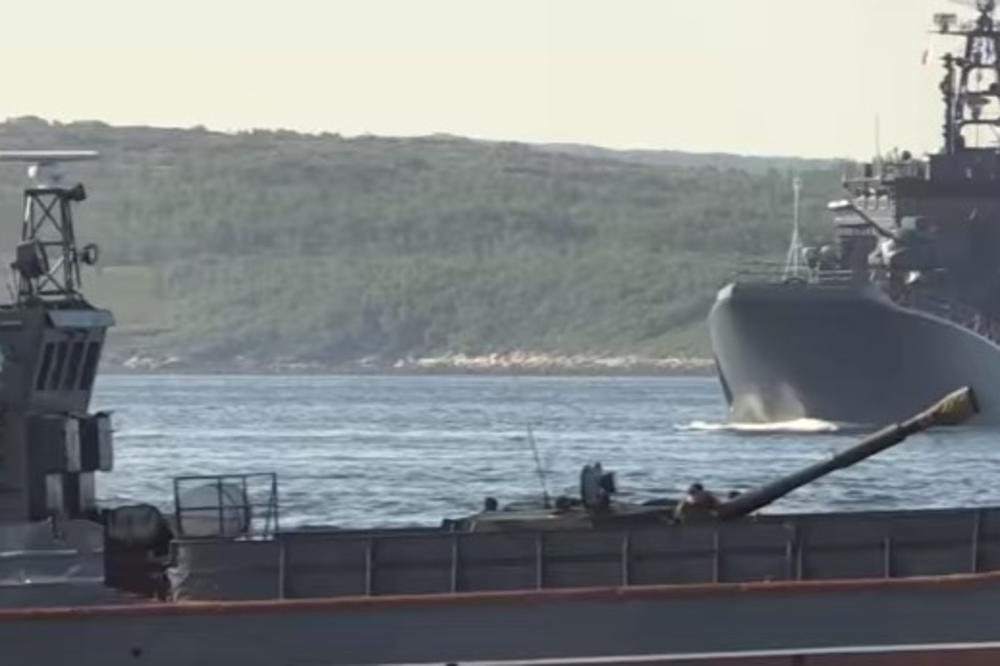 (VIDEO) RUSIJA PARADNO ZBOG DANA MORNARICE: 40 brodova i podmornica prodefilovalo Nevom