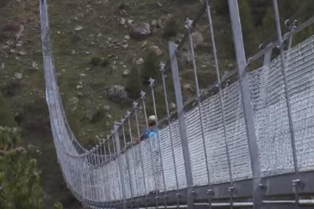 (VIDEO) DA LI BISTE SE USUDILI DA ZAKORAČITE? Ovo je najduži viseći most za pešake na svetu